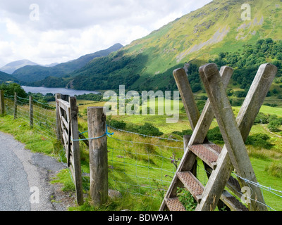 Blick nach Süden vorbei am Straßenrand Stil entlang Nant Gwynant in Richtung Llyn Gwynnant, Gwynedd Snowdonia North Wales UK Stockfoto