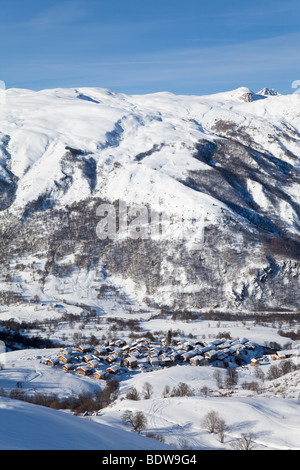 Skipisten über Saint Martin De Belleville (1400M), in der Trois Vallées, Les Trois Vallees, Savoie, Alpen, Frankreich Stockfoto