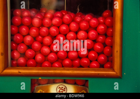 Bunte Kaugummi Kugel Maschine 25c rot rosa grün, im Einkaufszentrum Stockfoto