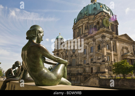 Skulptur "Drei Mädchen und ein Junge" von Wilfried Reiter Fitze, Berliner Dom, Mitte, Berlin, Deutschland, Europa Stockfoto