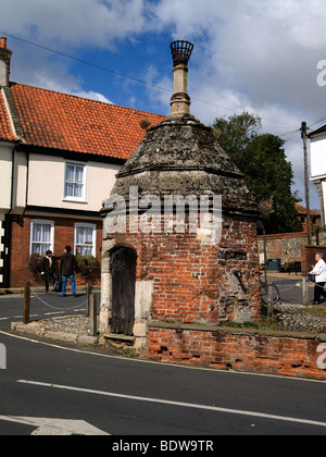 Die "Common Place" in kleinen Walsingham in der Nähe von Schrein unserer lieben Frau von Walsingham mit mittelalterlichen Village Pump Stockfoto