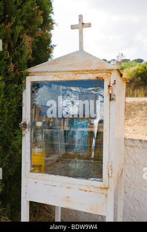 Schrein im Friedhof von Ratzakli auf der griechischen Mittelmeer Insel von Kefalonia Griechenland GR Stockfoto