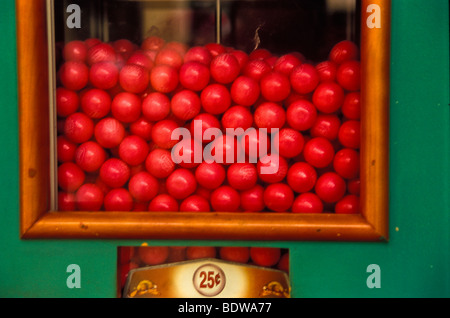 Bunte Kaugummi Kugel Maschine 25c rot rosa grün, im Einkaufszentrum Stockfoto