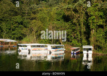 Starten ein kleines Fischerboot in Arenal-See. Angeltouren sind zum Verkauf in La Fortuna Stockfoto