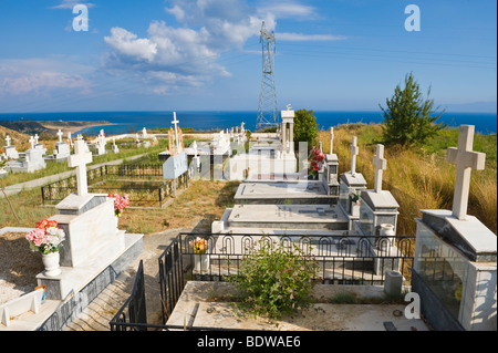 Friedhof in Ratzakli auf der griechischen Mittelmeer Insel von Kefalonia Griechenland GR Stockfoto