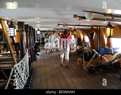 Besucher auf der Mitte Gun Deck der HMS Victory in Portsmouth Historic Dockyard, UK. ISO 400 Stockfoto