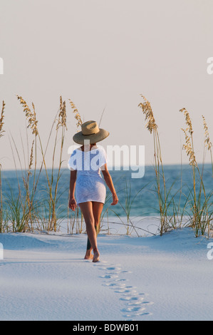Junge Frau in unmittelbarer am weißen Sandstrand am späten Nachmittag bei Sonnenuntergang Costa Smeralda in Destin am Golf von Mexiko. Stockfoto