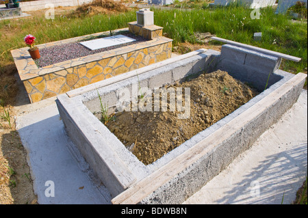 Grab im Friedhof von Ratzakli auf der griechischen Mittelmeer Insel von Kefalonia Griechenland GR Stockfoto