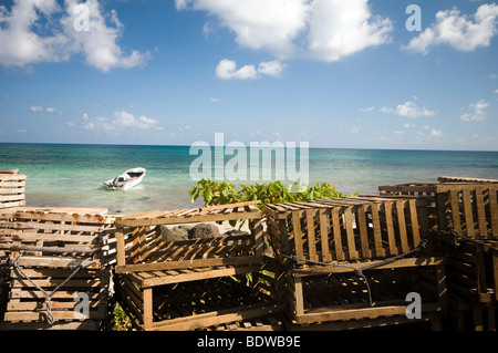 Lobster Pot fallen und einheimische Fischerboote am Ufer des karibischen Meeres big Corn island Nicaragua in Mittelamerika Stockfoto