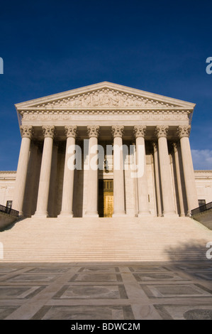 Die Schritte des United States Supreme Court Gebäude in späten Nachmittag Sonnenlicht getaucht. Stockfoto