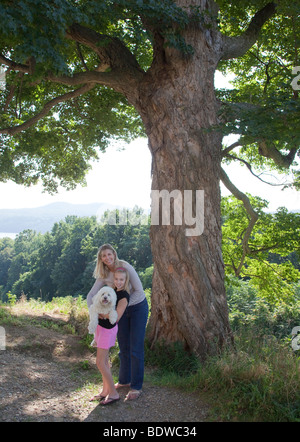 Mutter, Tochter und Familienhund in einem posiert für ein Foto Stockfoto
