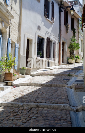 Eine gepflasterte Straße in der Stadt Provençal oder Arles in Südfrankreich Stockfoto