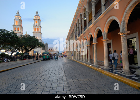 Historische Kathedrale am Plaza Mayor, Zolaco, in der kolonialen alte Stadt Campeche, UNESCO-Weltkulturerbe, Mexiko, zentrale bin Stockfoto