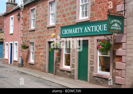 malerische alte Antik-Shop in der historischen viktorianischen Dorf von Cromarty, Black Isle, Schottisches Hochland Stockfoto