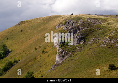 Kalksteinfelsen oberhalb Monsal Kopf, Monsal Dale, Derbyshire Peak District, England Stockfoto