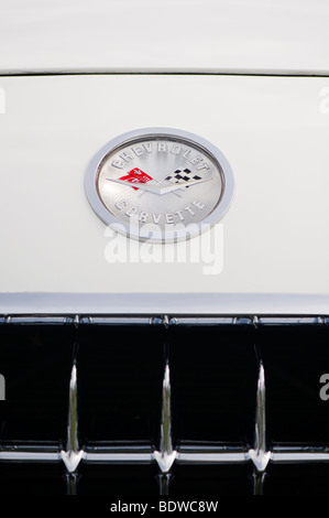 Chevrolet Corvette, Auto Abzeichen und Frontgrill. American Classic Car Stockfoto