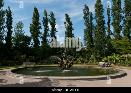 Wasser-Brunnen in den Gärten der Königin Mary im Regents Park, London, England, UK Stockfoto