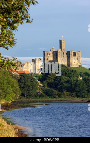Warkworth Castle von den Ufern des Flusses Coquet, Northumbria UK Stockfoto