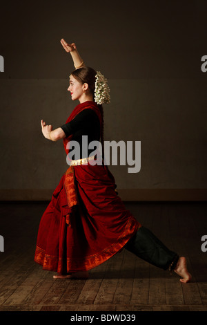 Junge Frau im Sari, die Durchführung von klassischen traditionellen indischen Tanzes Bharatanatyam Stockfoto