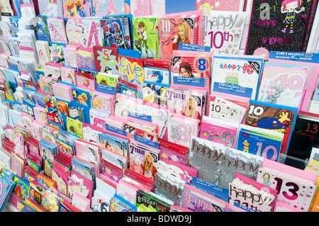 Rack mit Geburtstag Karten in Clinton Karten Shop, England, UK Stockfoto