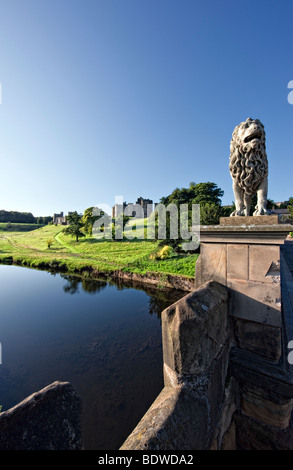 Alnwick Castle von der Löwen-Brücke an einem sonnigen Sommermorgen Northumbria UK Stockfoto