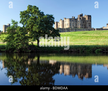 Alnwick Castle von den Ufern des Flusses Aln an einem sonnigen Sommermorgen. Stockfoto