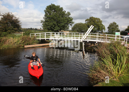 Picture by Mark Passmore. 09.05.2009. Gesamtansicht der Dudley Weatherley Jubilee Bridge, Canal Grande Western, Tiverton. Stockfoto