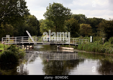 Picture by Mark Passmore. 09.05.2009. Ein Radfahrer überquert die Dudley Weatherley Jubilee, Canal Grande Western, Tiverton. Stockfoto