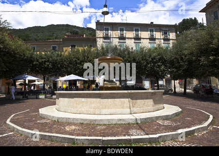 Typische Platz mit Brunnen in einem Dorf der Abruzzen, Italien Antrodoco, Abruzzen, Italien, Europa, EU. Stockfoto