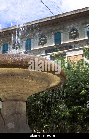 Typische Platz mit Brunnen in einem Dorf der Abruzzen, Italien Antrodoco, Abruzzen, Italien, Europa, EU. Stockfoto