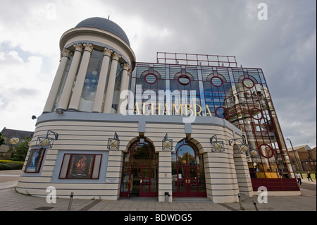 The Alhambra Theatre (großes historisches Gebäude, beliebter Veranstaltungsort für Touren, Reflexion des Odeon Cinema in Glas) - Bradford, West Yorkshire, England, Großbritannien. Stockfoto