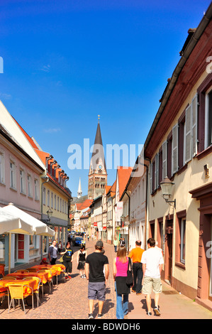 Kronenstrasse Straße mit Herz-Jesu-Kirche Sacred Heart Church, Ettlingen, Deutschland, Schwarzwald, Baden-Württemberg, Deutschland, Stockfoto