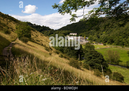 Cressbrook und Cressbrook-Mühlen, die von den Monsal Weg, Monsal Dale, Derbyshire Peak District, England gesehen. Blick nach Westen. Stockfoto