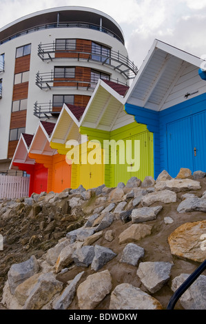 Die Sands Apartments und bunten Strandhäuschen, North Bay, Scarborough, North Yorkshire. Stockfoto