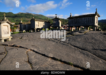 Traditionelle Weizen Lagerung - Spalieren, Soajo, Portugal Stockfoto