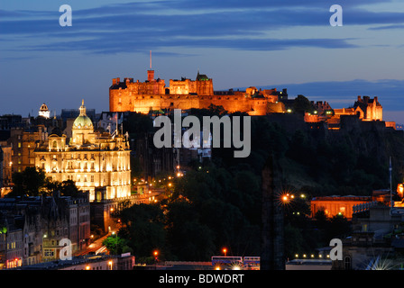 Schloss von Edinburgh und Schottland Bankgebäude auf The Mound bei Nacht vom Calton Hill, Edinburgh, Schottland Stockfoto