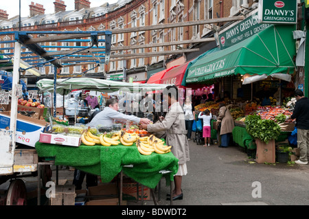 Obst und Gemüse Stall auf Electric Avenue Straßenmarkt, Brixton, London, England, UK Stockfoto