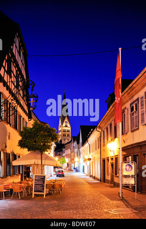 Kronenstrasse Straße mit Herz-Jesu-Kirche Sacred Heart Church, Ettlingen, Deutschland, Schwarzwald, Baden-Württemberg, Deutschland, Stockfoto