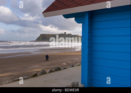 Menschen zu Fuß auf den Strand, North Bay, Scarborough, gegenüber der Burg auf der Landzunge. Stockfoto