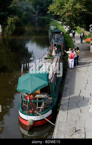 Boote auf der Leeds-Liverpool-Kanal, Saltaire, West Yorkshire. Stockfoto