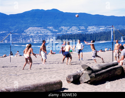Kitsilano Beach, Vancouver, BC, Britisch-Kolumbien, Kanada - Beach-Volleyball-Team, "Englisch Bay" und "Coast Mountains' jenseits Stockfoto