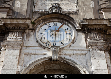 Barockes Gebäude Fassade und Uhr Piazza del Mercato Spoleto Umbrien Perugia Italien Stockfoto