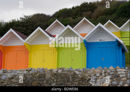 Farbenfrohe Strandhütten, North Bay, Scarborough, North Yorkshire. Stockfoto