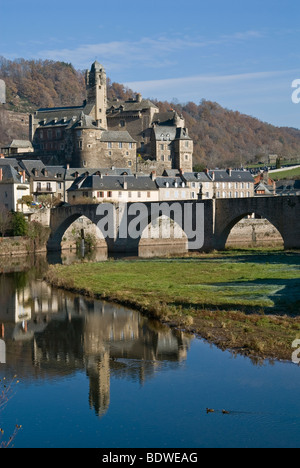 Brücke und Schloss mit Blick auf den Fluss Lot. Estaing, Aveyron, Frankreich Stockfoto