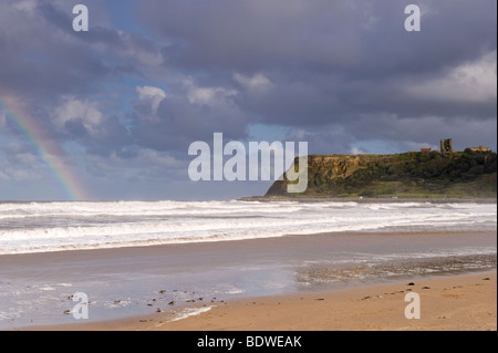 Ein Regenbogen über der Nordbucht, Scarborough, mit der Burg auf der Landzunge. Stockfoto