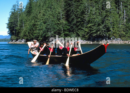 Indianer, die in einem traditionellen Einbaum-Kanu Kanufahren in der Nähe von Bella Bella an der Westküste von British Columbia Kanada Stockfoto