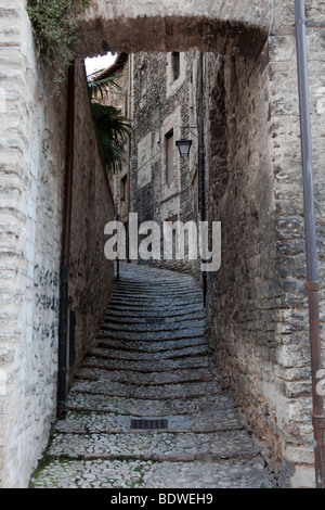 Schöne mittelalterliche Tor im Dorf von Spoleto, Umbria, Italien, Mittelmeer Europa, EU Stockfoto
