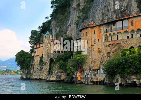 Die Einsiedelei der Heiligen Katharina am Ufer des Lago Maggiore in Norditalien Stockfoto