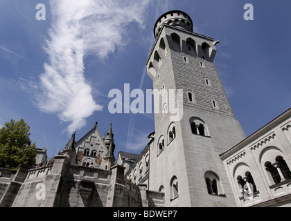 Innenhof mit Burg Turm von Schloss Neuschwanstein in Füssen, Bayern, Deutschland, Europa Stockfoto