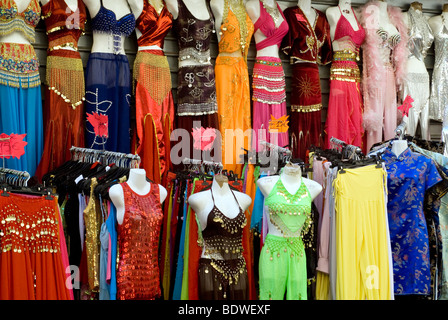 bunte Bauchtanz Kostüme zum Verkauf auf dem Markt der Marche Saint-Pierre, Montmartre Paris hängen Stockfoto